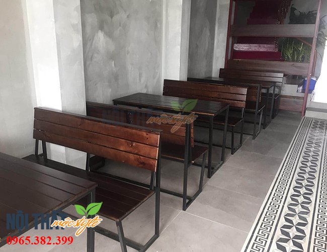 Bàn ghế cho quán cafe cổ điển với ghế băng dài tông nâu đen Bàn ghế cho quán cafe cổ điển với ghế băng dài tông nâu đen