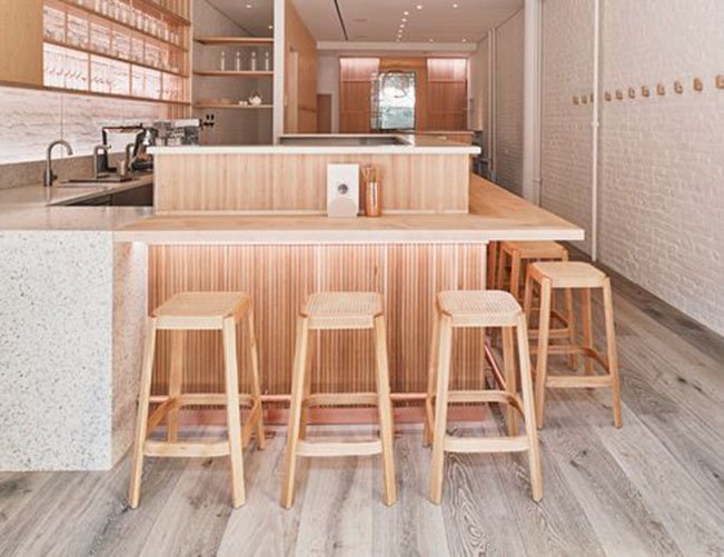 Thiết kế quầy bar mộc mạc từ gỗ mang đến sự ấm cúng cho không gian quán