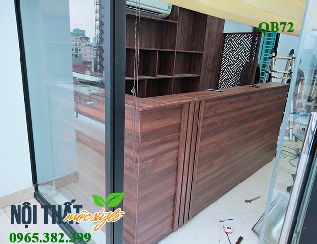 Quầy bar QB72 Thiết kế quầy bar QB72 với 4 thanh gỗ nhỏ tạo điểm nhấn độc đáo