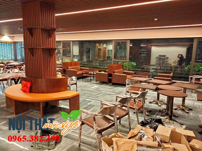 Không gian quán nổi bật với hệ bàn ghế cafe được tuyển chọn kỹ càng và đặt đóng theo yêu cầu