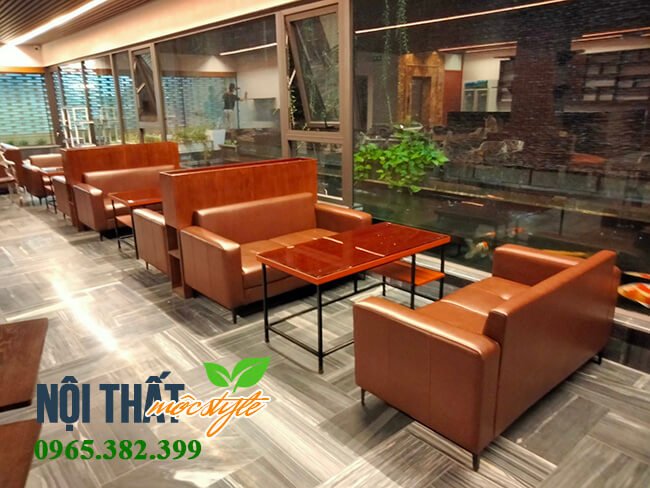 Hệ bàn ghế sofa bọc da vô cùng êm ái kết hợp với chân mặt gỗ sơn màu đồng bộ