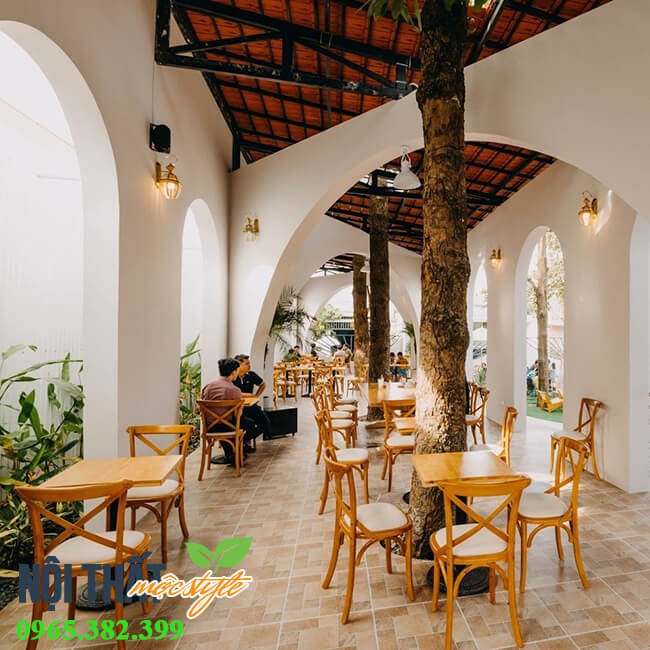 Bàn ghế Bistro với tông màu vàng nhạt nổi bật