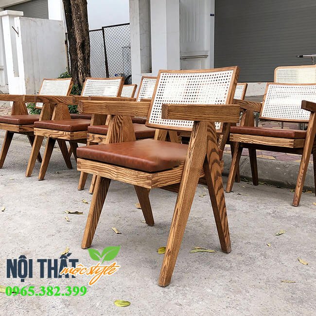 Ghế được chế tác từ chất liệu gỗ tần bì kết hợp mây nhựa và nệm da tích hợp đầy đủ mọi công năng 
