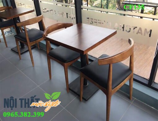 Bàn vuông nhỏ gọn cùng 2 ghế Bull tạo một không gian riêng tư cho khách hàng